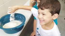 Fazendo massa de modelar no laboratório 